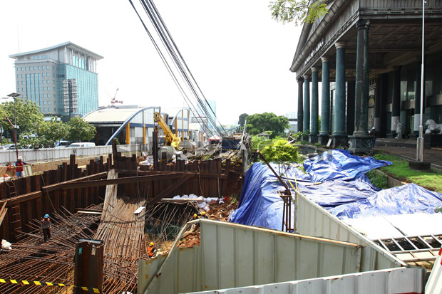 Tergerus Hujan, Tanah...