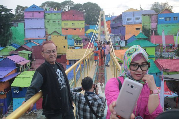Menikmati Sore di Jembatan...