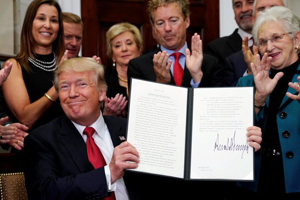 Trump Teken Perintah...