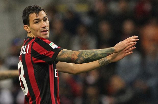 Bek Muda Milan Waspadai...