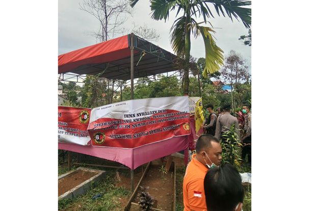 Polisi Bongkar Makam...