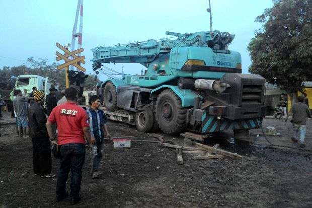 Truk Angkut Crane Mogok...