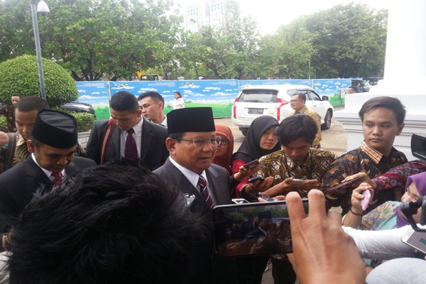 Jokowi Jamu Prabowo...