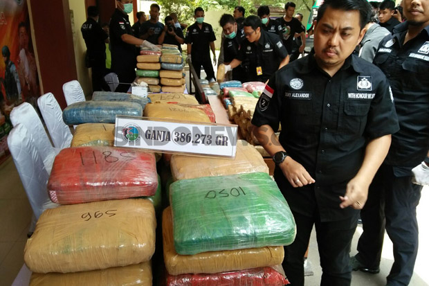 Rebut Pistol Petugas,...