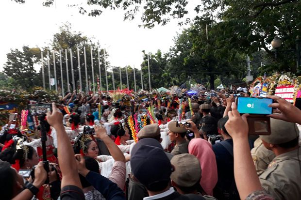 Keriuhan Warga Jakarta...