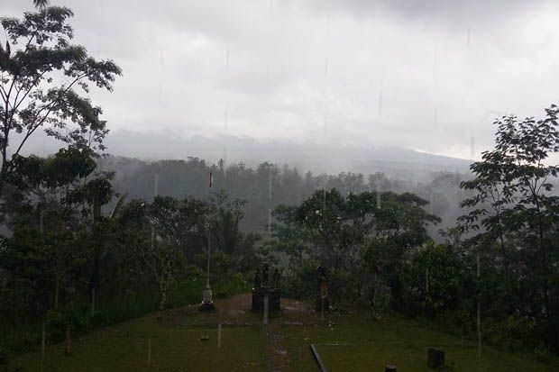 Diguyur Hujan, Gunung...
