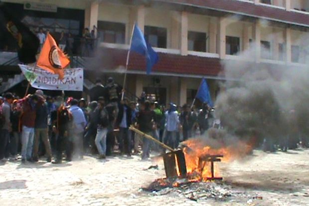 Biaya Kuliah Mahal,...