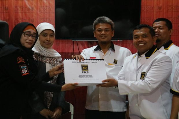 Serahkan Berkas ke KPU,...