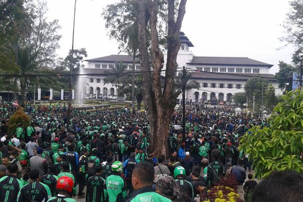 Tuntut Legalitas, Ribuan...