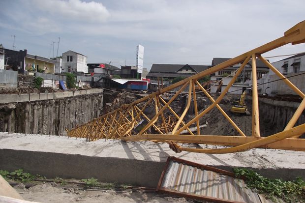 Crane Proyek Hotel Roboh...