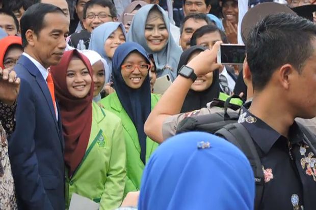 Senangnya Mahasiswi...