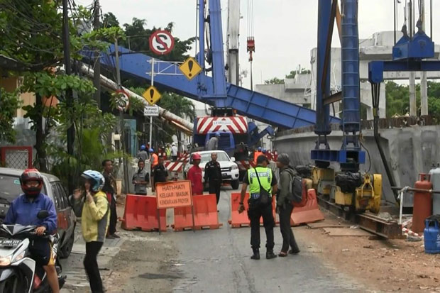 Tiang LRT Timpa Rumah...