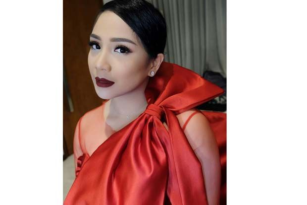 Berbusana Serba Merah...