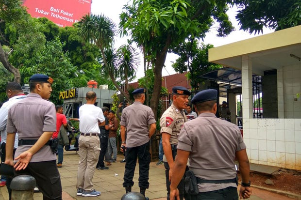 Dua Tas di Pintu Masuk...
