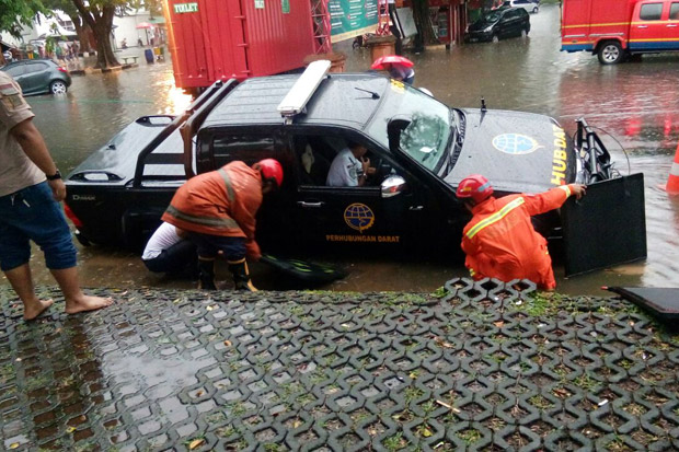 Jalan Terendam Banjir,...