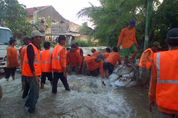 Tanggul Kali Jebol,...