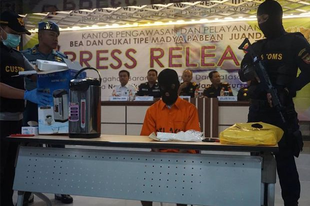 Penumpang Pesawat Sembunyikan...