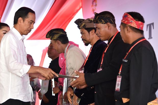 Jokowi Serahkan 5.750...