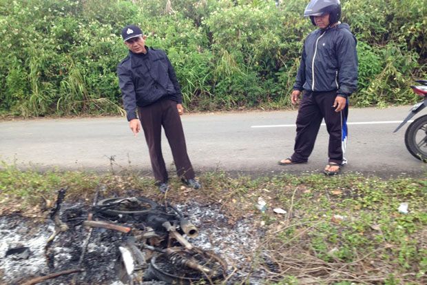 Warga Bakar Motor Remaja...