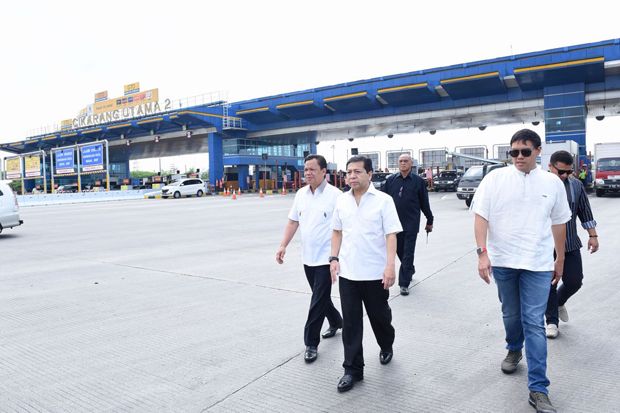 Tinjau Pintu Tol Cikarang...