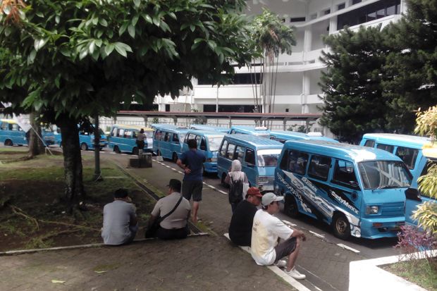 Sopir Angkot Manado...