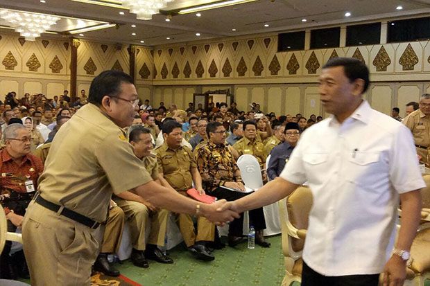 Gubernur Cornelis Sambut...