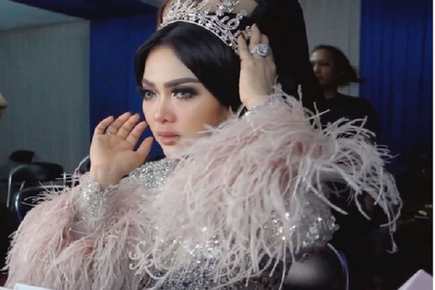 Syahrini Akui Hobi Pakai...