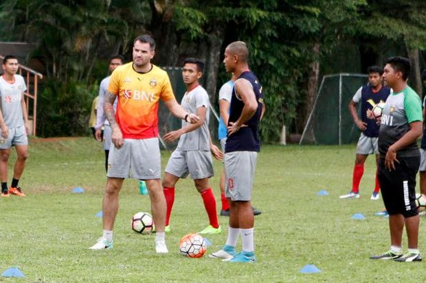 Laga Lawan MU Ditunda,...