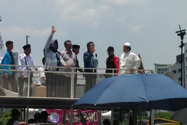 Di Hadapan Pedemo, Anggota...