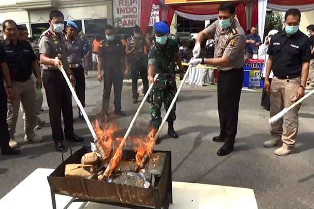 Polda Jambi Musnahkan...