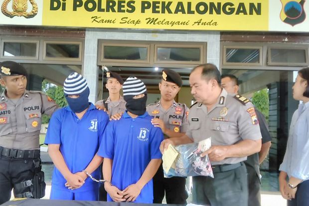 Dua Pemuda Ini Gilir...