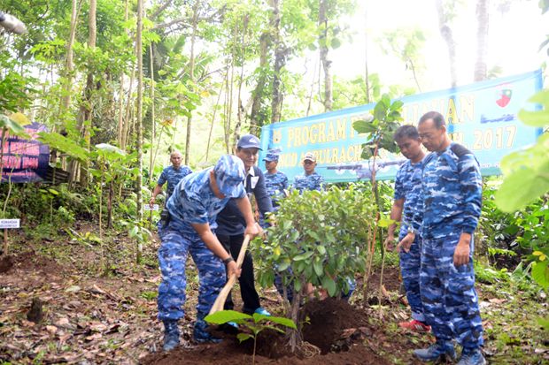 Prajurit TNI AU Hijaukan...