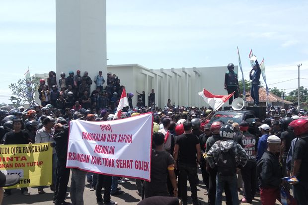 Ribuan Tukang Ojek Pangkalan...