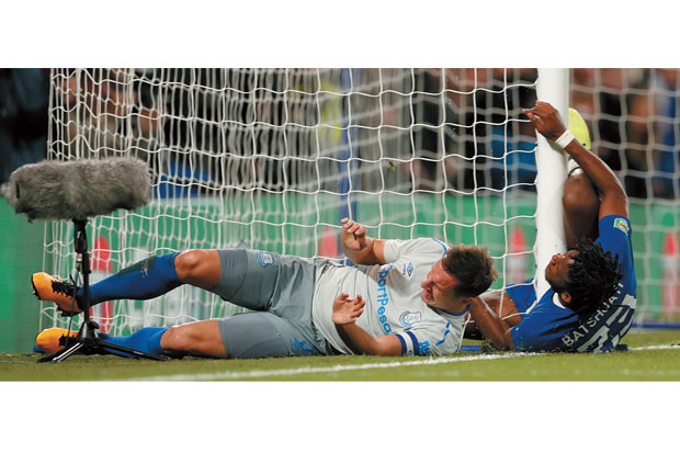 Batshuayi Rajin Bikin...