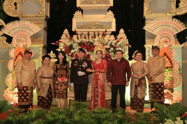 HT Hadiri Pernikahan...