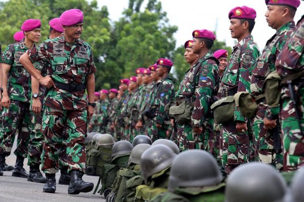 Upacara Militer, Defile,...