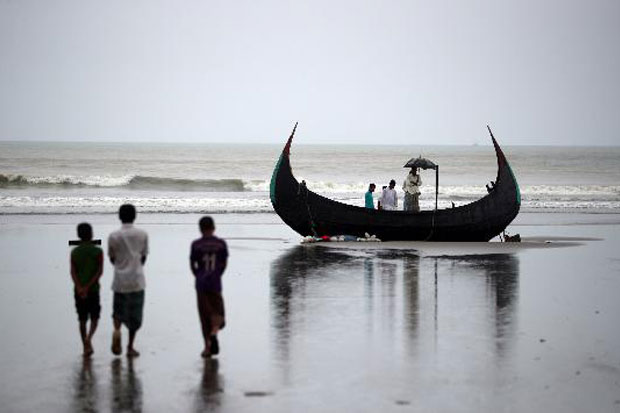 Melarikan Diri ke Bangladesh,...