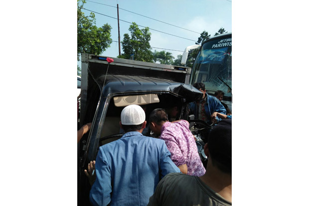 Gagal Nyalip, Mobil...