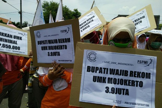 Buruh di Mojokerto Tuntut...