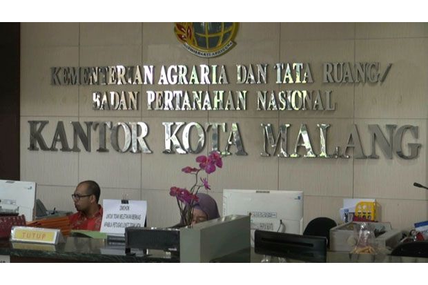 2 Pegawai Kantor Pertanahan...