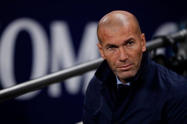 Digebuk Spurs, Zinedine...