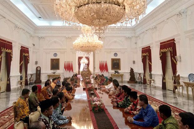 Presiden Jokowi Terima...