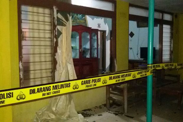 Ditusuk Kakak Ipar,...