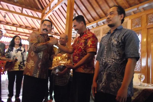 Tukang Becak yang Bertugas...