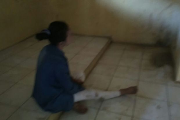 Wanita Ini Tusuk Putrinya...