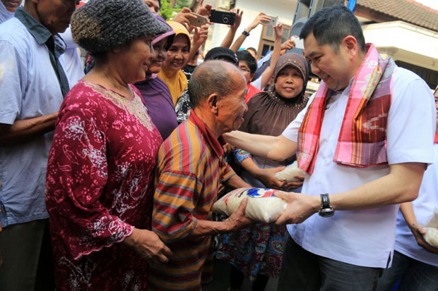 HT Bagikan Beras Gratis,...