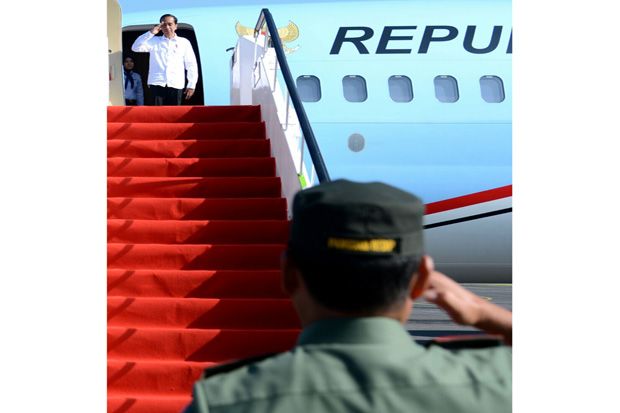 Ke Madiun, Jokowi Serahkan...