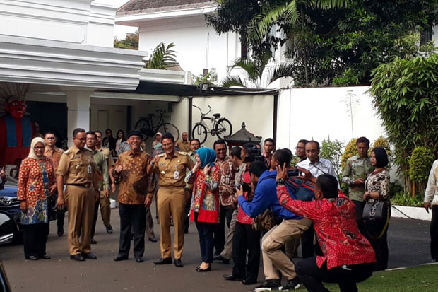 Anies-Sandi Hadiri Undangan...