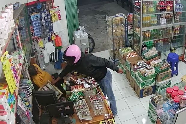 Terekam CCTV, Pencuri...