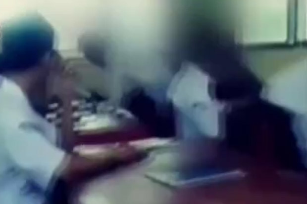 Guru Pukuli Murid di...